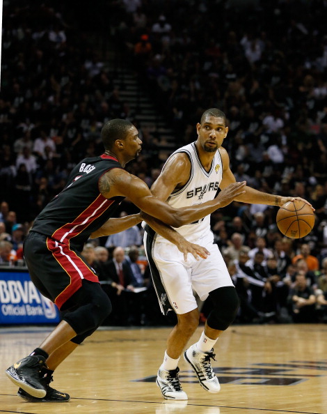 法甲裁判主管：卡马拉飞铲舍瓦利耶未染红，问题出在视频回放（法甲裁判负责人：卡马拉飞铲舍瓦利耶未被罚下，症结在VAR回放）