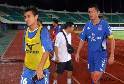 雷迪克：里夫斯在对热火首节伤到腹股沟，明天再次评估他伤情（雷迪克：里夫斯在对阵热火首节腹股沟受伤，伤情将于明日再评估）