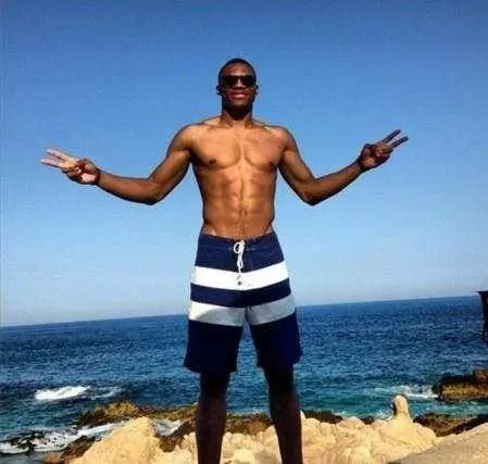 昨天哀伤落泪！文班亚马今天晒照悼念祖母：（昨日悲痛落泪，文班亚马今日晒照缅怀祖母）