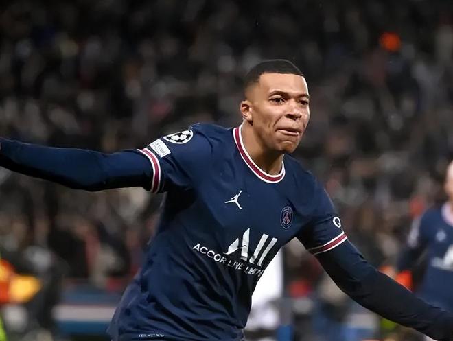 李扬两次失误葬送好局！盯人不紧，踢人送点，蓉城球员集体不满（李扬两度失误断送优势：盯防松懈、犯规送点，蓉城将士集体不满）