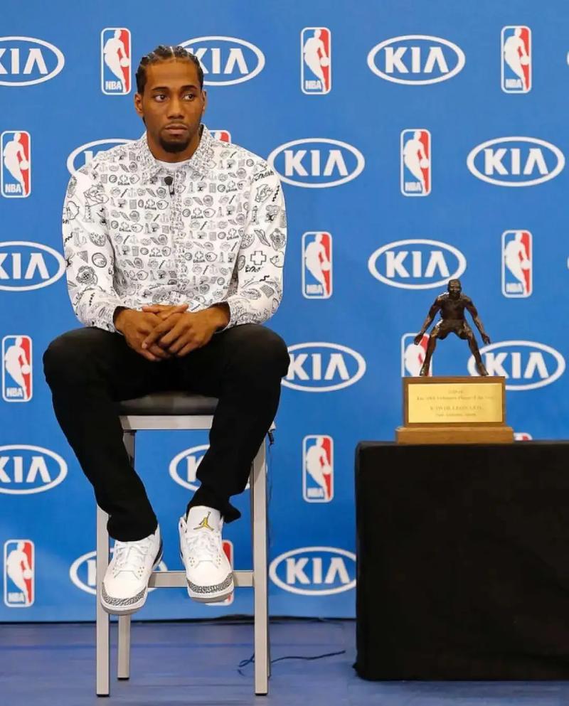 梅西在球场内与印度球迷挥手互动，之后活动因骚乱提前结束（梅西赛场向印度球迷挥手致意，现场骚乱致活动提前收场）