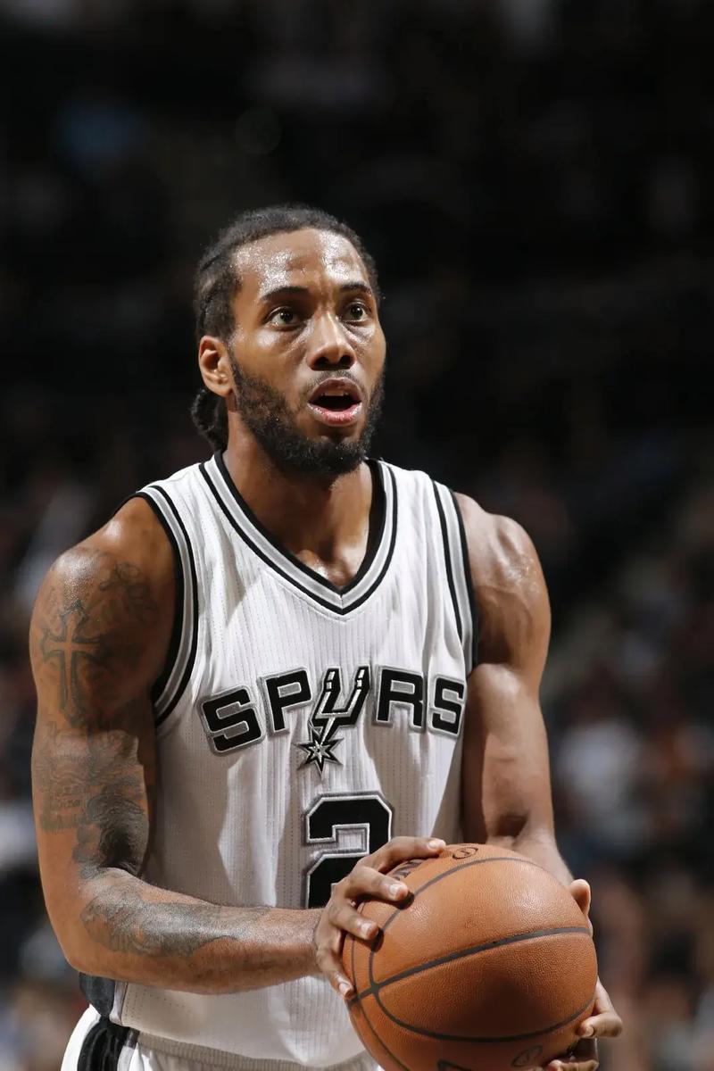 自复出以来伦纳德在场快船赢21分，不在场输56分（复出后，伦纳德在场快船净胜21分，离场净负56分）