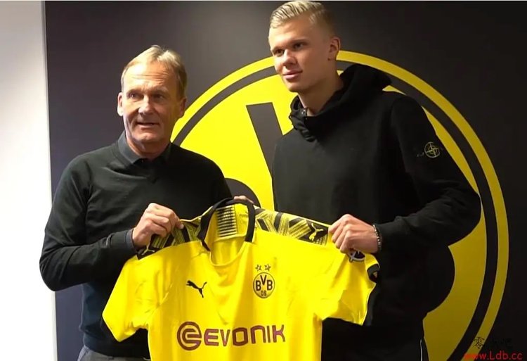 欧文突破造成杀伤球成功，全场尖叫（欧文强突打成2+1，全场沸腾）