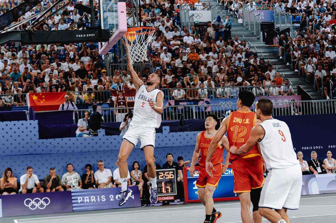 王哲林半场表现抢眼，高效得分与篮板同步提升（王哲林半场大放异彩，得分高效篮板齐飞）