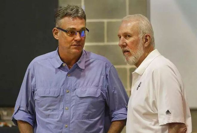 鲍尔再显神威，布里奇斯空接暴扣震惊全场（鲍尔再度发威，布里奇斯飞身接力重扣轰动全场）