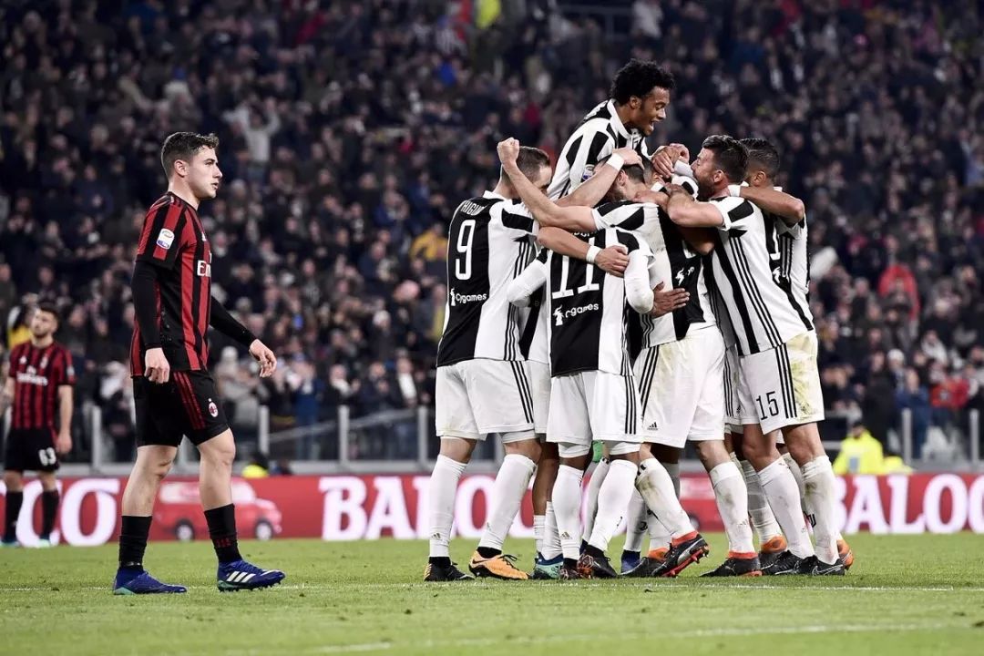 球星关键球命中后转身太霸气（球星命中关键一投后回身尽显霸气）