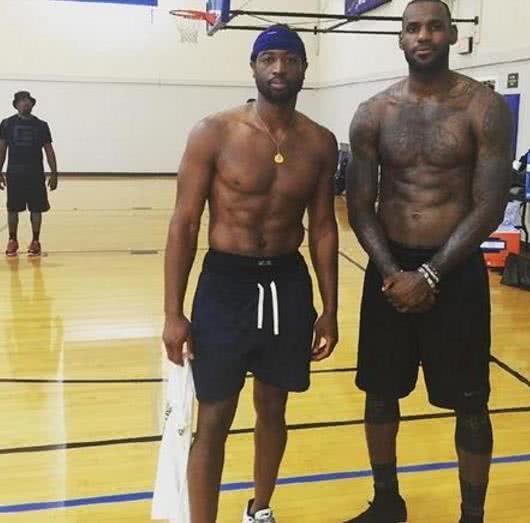 德佬：那不勒斯比去年更强；我喜欢意大利诺这样的教练（德劳伦蒂斯：那不勒斯比上赛季更强，我欣赏意大利诺这种类型的主帅）