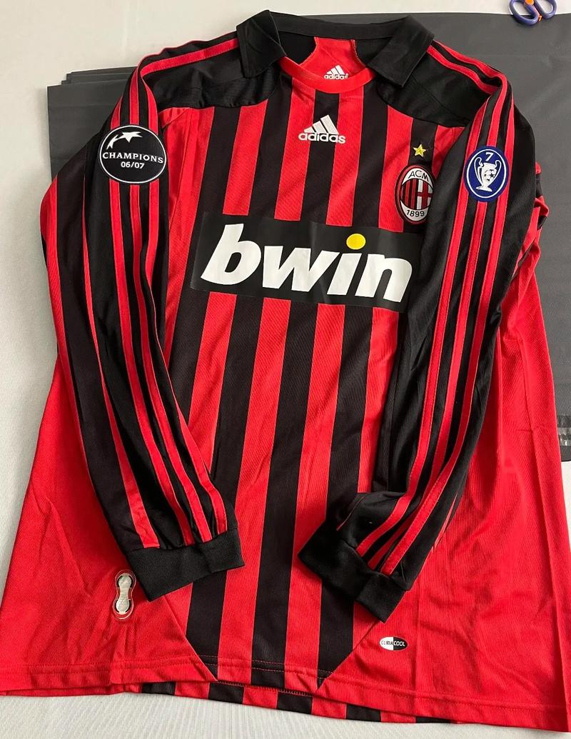 有些尴尬，巴林门将在成功扑救后不慎用脚打入乌龙且弄伤自己（尴尬一幕：巴林门将扑救成功却误踢乌龙，还因此受伤）