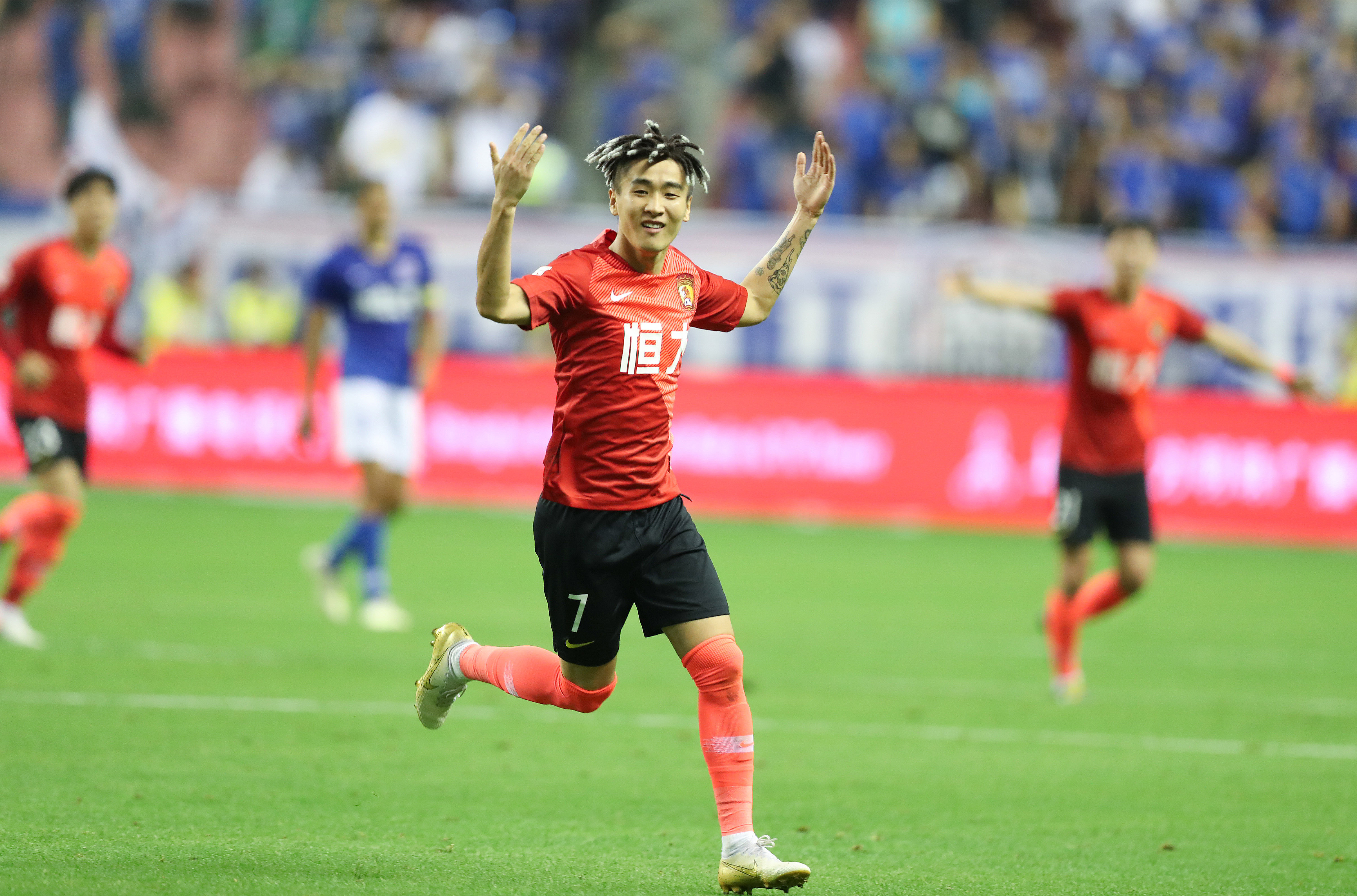 NBA：湖人遭遇惨败 浓眉受困犯规困扰（NBA：湖人吞下惨败，浓眉陷入犯规困境）