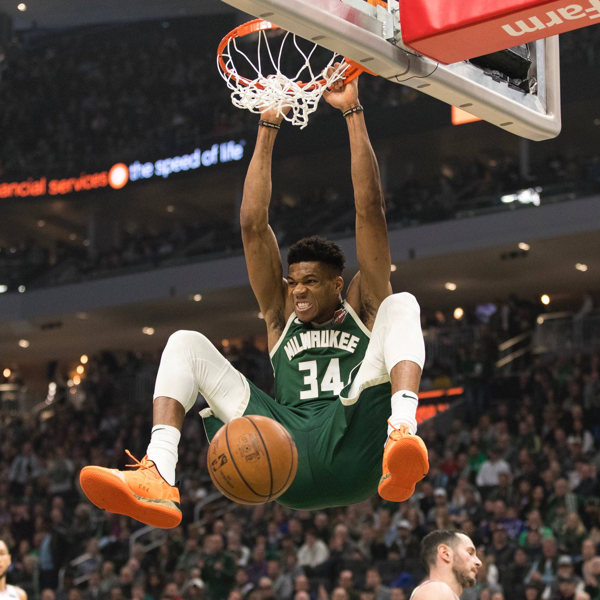 马尔卡宁持续得分表演，半场17分扛起进攻大旗（马尔卡宁手感火热，半场17分领衔进攻）