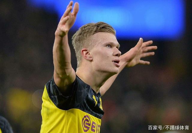 暖心，赫伊森和居莱尔赛前列队时把外套脱给球童以抵御寒冷（暖心一幕：赫伊森与居莱尔赛前将外套递给球童御寒）