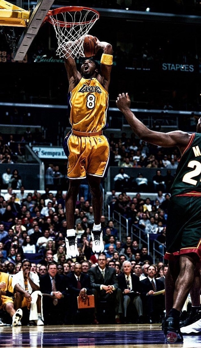 全家福宣，U16国少小将万项加盟塞尔超贝尔格莱德红星俱乐部（塞尔超贝尔格莱德红星官宣签下U16国少万项，全家福合影亮相）