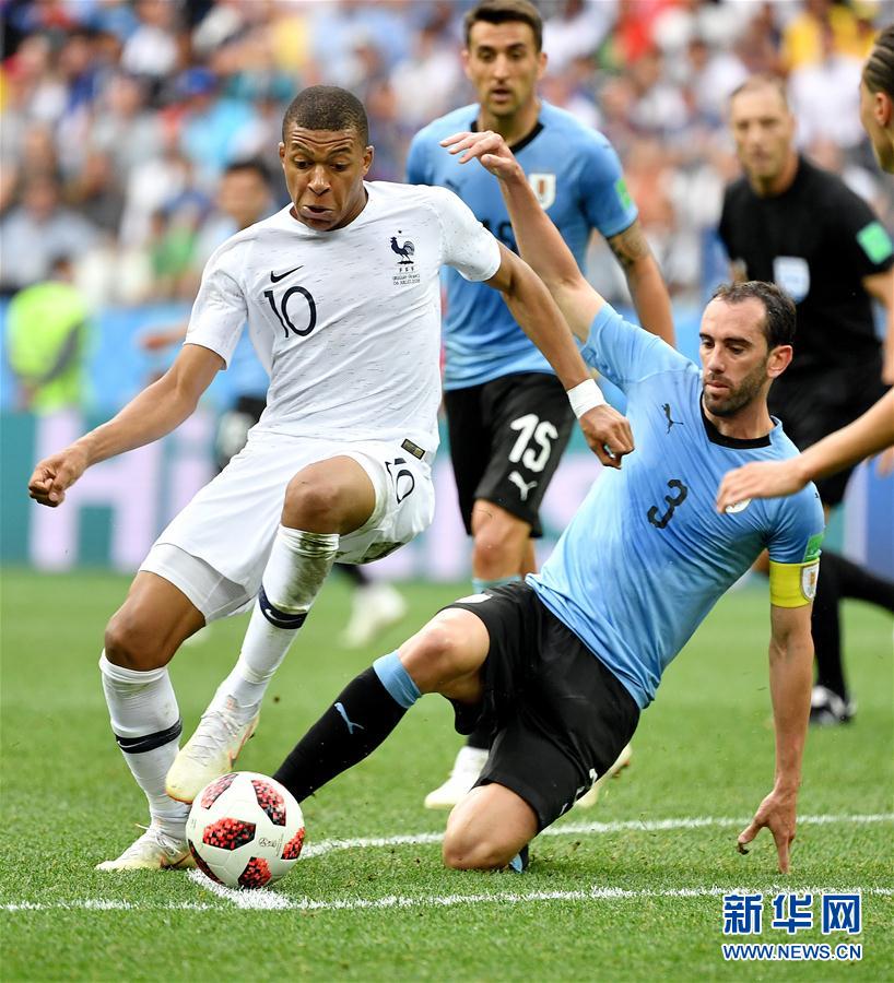 太阳报：B费夺冠面无表情，曼联球迷社媒盛赞他为称职队长（《太阳报》：B费捧杯仍冷面，曼联球迷在社媒齐赞其为合格队长）