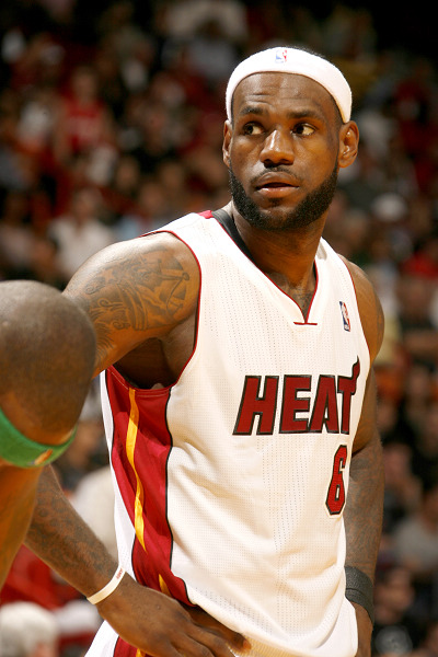 老将强硬打成2+1，全队振奋（老将强攻打成2+1，瞬间点燃全队士气）