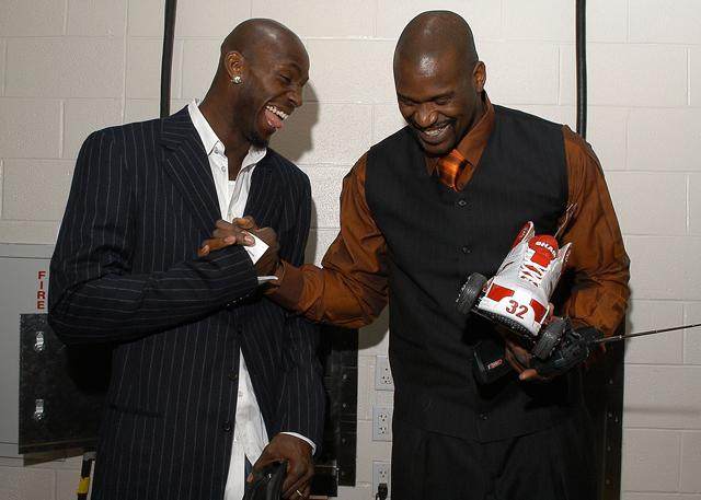 湖人浓眉哥篮下统治球队获胜（浓眉统治内线助湖人取胜）