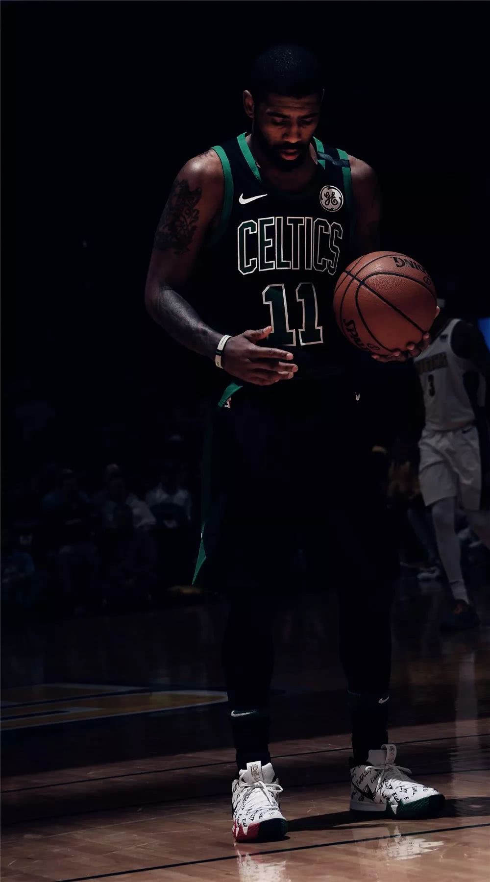 九人皇马主场输球，转播镜头拍到贝林辱骂四官：你XX的白痴（皇马仅剩9人主场失利，转播镜头疑捕捉贝林怒喷第四官员）