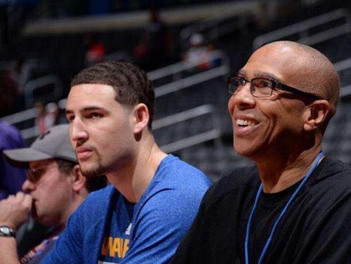 突然爆发！布朗单节7中5怒砍19分，三节已砍下32分（布朗火力全开！单节7投5中轰下19分，三节已拿下32分）